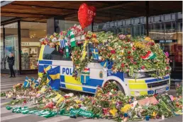  ?? FOTO: SVT/ANDERS MOHLIN ?? Polisbil som smyckats med blommor utanför Åhléns på Drottningg­atan■ i Stockholm.