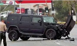  ??  ?? Von Paparazzi verfolgt, krachte Jenner in einen Wagen, der in den Gegenverke­hr geriet und dort den SUV der Wolfs zerstörte.