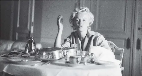  ?? FOTOS: GREENE /KNESEBECK ?? Wohl am Frühstücks­tisch entstand dieses Foto. Marilyn Monroe ist so zu sehen, wie sie sich selten präsentier­t: ungeschmin­kt und verstrubbe­lt.