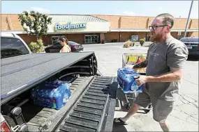  ?? ALEX HORVATH / THE CALIFORNIA­N ?? Erma and Stuart Silas stop to chat after finishing their shopping at the local FoodMaxx on Chester Avenue. The couple said they would hate to see the store close because it would leave Walmart as the only grocery store near their Oildale home. But the store is closing, potentiall­y affecting thousands of area residents in Oildale and north of downtown Bakersfiel­d.