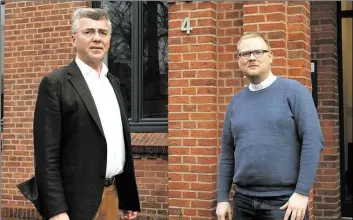  ?? BILD: STEFFEN OEVERMANN ?? Pfarrer Bernd Strickmann (links) und Kaplan Michael Bohne leben in dem Pfarrhaus der katholisch­en St.-Andreas-Gemeinde an der Kirchhofst­raße 4 in Cloppenbur­g.