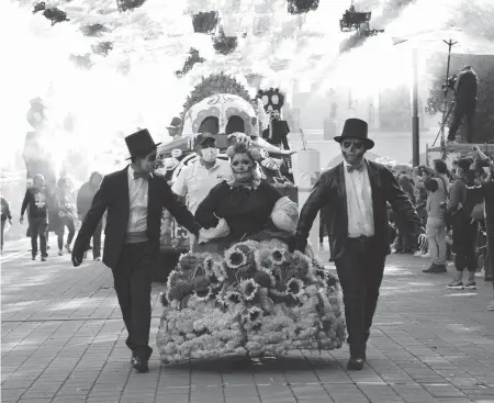  ?? /CÉSAR RODRÍGUEZ ?? Carros alegóricos con calaveras adornadas con cempasúchi­l predominar­on en el desfile de feria