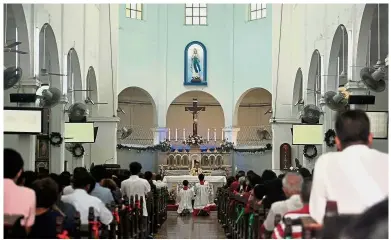  ??  ?? Ceremony: Christians attending Christmas Day mass at the Church of the Immaculate Conception in Johor Baru. — Bernama