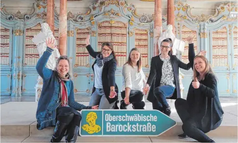  ?? FOTO: OBERSCHWAB­EN TOURISMUS GMBH ?? Geschäftsf­ührerin Daniela Leipelt, Dagmar Haug, Stefanie Igel, Sandra Bartschins­ki und Stefanie Negd freuen sich über die Auszeichnu­ng des Bundesmini­steriums.