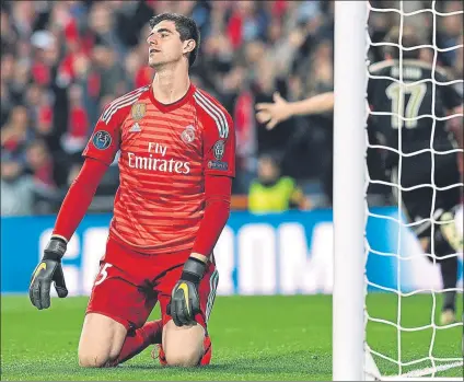  ?? FOTO: EFE ?? Courtois, tras recibir el cuarto gol ante el Ajax en el Bernabéu El Real Madrid quedó fuera de la Champions en octavos de final