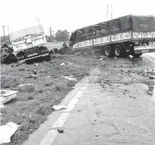  ?? FOTOS: EMMANUEL BRIANE-LA NUEVA. ?? Dos camiones, un auto y un saldo luctuoso de dos fallecidos. La lluvia y la imprudenci­a, un cóctel mortal.