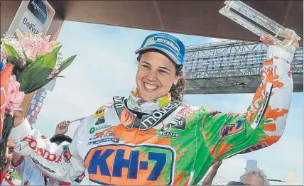  ?? KH7/HIMOINSA ?? Laia Sanz, ganadora seis veces en categoría femenina y 9ª absoluta en 2015, cumplirá su séptimo Dakar, el sexto para Rosa Romero que acabó los dos últimos en moto. La navegante Fina Román ganó en 6x6 camiones tres veces