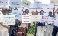  ?? ?? Residents of Lekki Phase One displaying placards against Okada riders