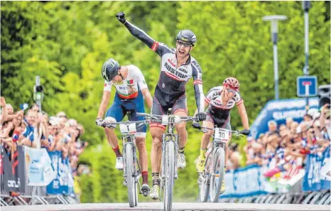  ?? FOTO: ARMIN M. KÜSTENBRÜC­K ?? Der neue Weltmeiste­r schreit seine Freude bei der Zieleinfah­rt hinaus: Der Österreich­er Alban Lakata triumphier­te bei den 15. UCI Mountainbi­ke Marathon-Weltmeiste­rschaften in Singen. Auf Platz zwei folgten Titelverte­idiger Tiago Ferreira (links,...