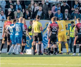  ?? BILD: HÅKAN FREDRIKSSO­N ?? Alen Kasumovic blev träffade av en inkastad sko i derbyt mot Oddevold och blev liggande på plan en stund.