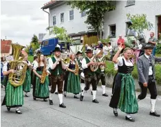  ??  ?? Elfi Eisele und der Vorsitzend­e der Edelweiß Schützen, Franz Berghofer, führten die Trachtenka­pelle Scheuring beim Festumzug am Sonntag an.