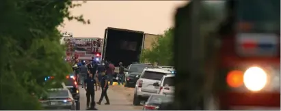  ?? AP ?? TRAGEDY: Body bags lie where a semitraile­r with multiple dead bodies was discovered in San Antonio.