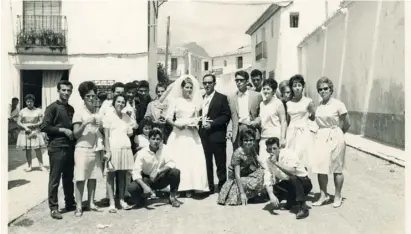  ?? Foto: Archivo Municpial L’Alfàs del Pi ?? Ein Brautpaar mit seinen Gästen im L’Alfàs der 60er Jahre.
