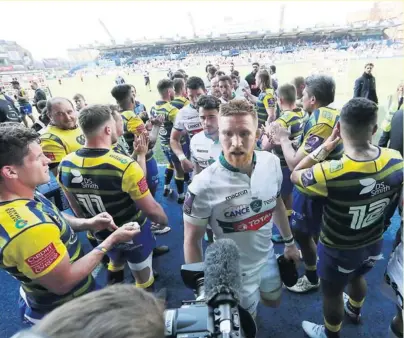  ?? Photos David Le Deodic ?? Les Palois à l’image de Sean Dougall ont quitté la pelouse de l’Arms Park de Cardiff, la tête basse mais après rendu hommage à leurs vainqueurs.