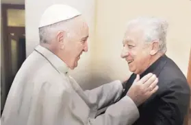  ??  ?? ► Fernando Montes y el Papa durante su reciente vista a Roma.