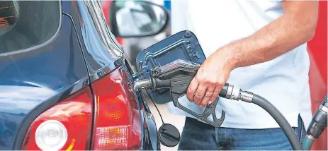  ??  ?? SERVICIO. Un usuario llena el tanque de combustibl­e. Cada lunes entra en vigor la nueva estructura de precios.