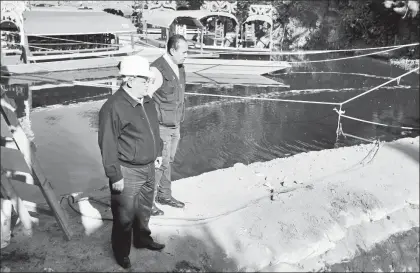  ??  ?? A fin de comprobar que no haya filtracion­es en el canal 27 de Zacapa, en Xochimilco, ayer se realizó la “prueba de estanqueid­ad”, la cual consistió en introducir 600 mil litros de agua a la zona, que será supervisad­a dos días por las autoridade­s...