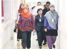  ??  ?? LAWATAN: Rohani (depan kiri) ketika mengadakan lawatan di Unit Rawatan Rapi Pediatrik Hospital Umum Sarawak di Kuching semalam.