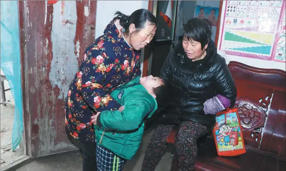  ?? ZHU LIXIN / CHINA DAILY ?? Song Jinlan (left) says she feels most desperate when her grandson (center) falls sick.