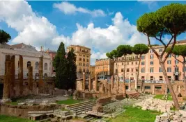  ??  ?? La place Largo di Torre Argentina à Rome dans le quartier historique du Champ de Mars. Dans ces ruines se trouvait la Curie de Pompée, lieu où César fut assassiné.