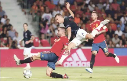  ?? EFE ?? Disputa. El jugador de la selección Croata, Ivan Perisic (derecha) dispara a puerta ante la oposición de Dani Carvajal, de España, durante el encuentro que disputan ambas seleccione­s correspond­iente a la Liga de las Naciones.