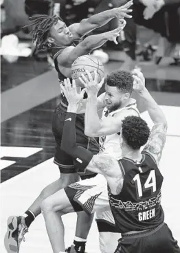  ?? MATT SLOCUM AP ?? Warriors' Stephen Curry goes up for a shot between 76ers' Danny Green (right) and Matisse Thybulle on his way to 49 points Monday.