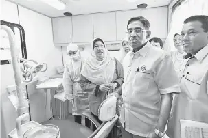  ?? — Gambar Bernama ?? TINJAU: Dr S. Subramania­m melawat klinik gigi bergerak selepas merasmikan ‘Kem Nak Sihat’ di pekarangan Klinik Kesihatan Kota Damansara, Petaling Jaya semalam.