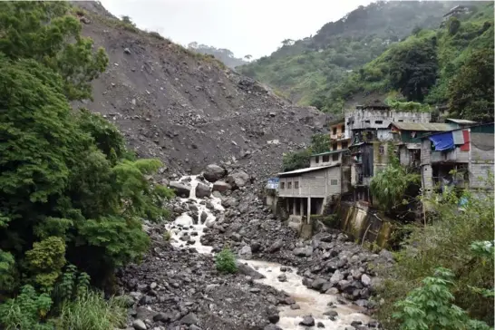  ?? Photo by Redjie Melvic Cawis ?? DANGER ZONE. Several houses along Camp 7 in Kennon Road are still in danger of being affected by a flashflood or soil erosion from the portion of the mountain considered as a landslide prone area.