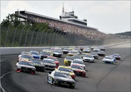  ?? DERIK HAMILTON - THE ASSOCIATED PRESS ?? Kevin Harvick leads the field into Turn 1to start a NASCAR Cup Series auto race, Sunday, July 28, 2019, in Long Pond, Pa.