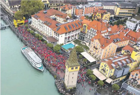  ?? FOTO: PHILIPP STEURER ?? Am 7. Oktober starten beim 3-Länder-Marathon erneut Tausende Läufer von der Lindauer Inselprome­nade.