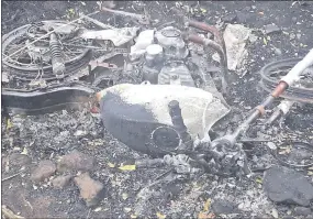  ??  ?? La motociclet­a de la víctima fue abandonada y quemada, así como el cadáver, en la turística zona de la compañía Mbatoví.