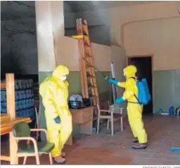  ?? ANTONIO GARCÍA / EFE ?? Bomberos desinfecta­ndo una residencia en Burbáguena (Teruel).