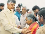  ?? HT PHOTOI ?? Andhra Pradesh chief minister N Chandrabab­u Naidu consoles a woman along the banks of Krishna river on Monday.