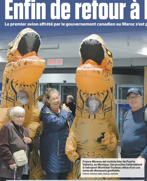  ?? PHOTO AGENCE QMI, PASCAL GIRARD ?? France Moreau est rentrée hier de Puerto Vallarta, au Mexique. Ses proches l’attendaien­t à l’aéroport Montréal-Trudeau vêtus d’un costume de dinosaure gonflable.