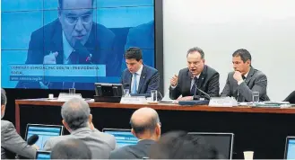  ?? PABLO VALADARES/CÂMARA DOS DEPUTADOS ?? Comissão Especial. Samuel Moreira (C) no primeiro dia de debate da proposta de reforma