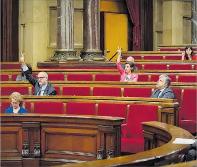  ?? Els diputats de JxCat i ERC, ahir, durant la votació al Parlament en un ple reduït. ?? 33
EUROPA PRESS / DAVID ZORRAKINO