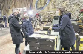  ?? FOTOS: ÁNGEL DE CASTRO ?? La socialista Lola Ranera reparte una de las cajas.