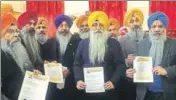  ??  ?? Representa­tives of US gurdwaras at the Richmond Hill gurdwara in New York holding a resolution banning Indian officials. COURTESY SFJ