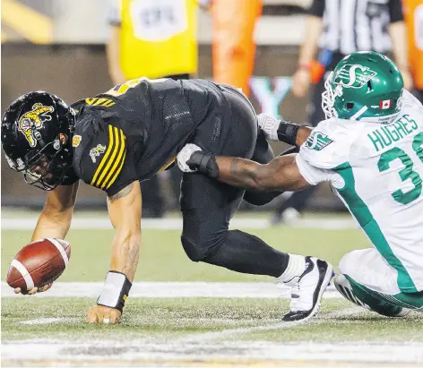  ?? MARK BLINCH/THE CANADIAN PRESS. ?? The Saskatchew­an Roughrider­s’ Charleston Hughes, right, is hoping to extend his quarterbac­k-sack streak to nine consecutiv­e games Saturday against the host Winnipeg Blue Bombers.