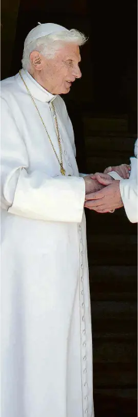  ?? Osservator­e Romano - 2.mai.2013/AFP ?? O papa emérito Bento 16 cumpriment­a Francisco poucos meses após o último conclave, em 2013