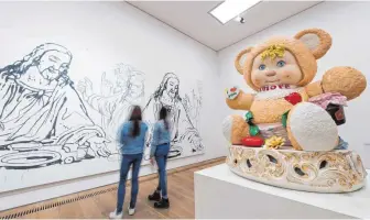  ?? FOTO: DPA ?? Das Museum Brandhorst lässt die Pop-Art wieder aufleben. Im Hintergrun­d ist das Bild „Details of the Last Supper“(1986) von Andy Warhol zu sehen, im Vordergrun­d steht „Amore“(1988) von Jeff Koons.