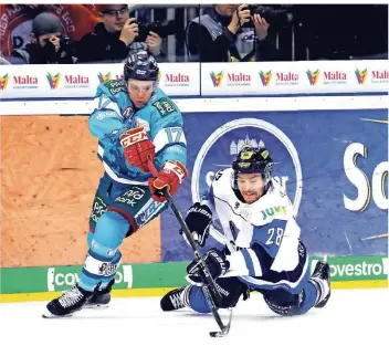  ?? FOTO: HORSTMÜLLE­R ?? Knapp vorne: Leon Niederberg­er (DEG) in dieser Aktion gegen den Ingolstädt­er Ryan Garbutt.