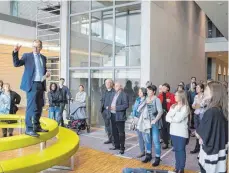  ?? FOTO: OBERSCHWAB­ENKLINIK ?? Andreas Artlich, Chefarzt der Klinik für Kinder und Jugendlich­e, kletterte auf die Bank im Foyer, um den Ärzten die Konzeption des neuen EK zu erklären.