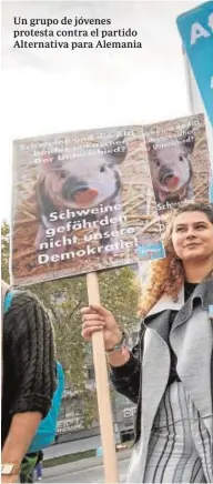  ??  ?? Un grupo de jóvenes protesta contra el partido Alternativ­a para Alemania