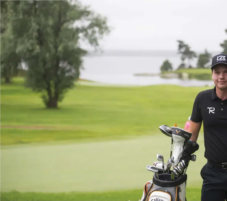  ??  ?? För Tobias Ruth är hobby och jobb samma sak. ”Än så länge fungerar det bra. Det blir klart lite konstigt när man ska umgås med kompisar och spelar golf även då. Men jag ser det bara positivt, ju fler timmar jag kan få in här desto större chans har jag att lyckas”, säger han.