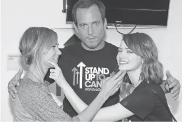  ?? GETTY IMAGES ?? Kristen Wiig, Will Arnett and Emma Stone attend Stand Up to Cancer on Friday.