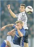  ?? FOTO: DPA ?? Max Meyer (vorn) im Duell mit PAOKs Gojko Cimirot.