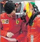  ?? FOTO: FERRARI ?? Sainz
Con uno de sus ingenieros