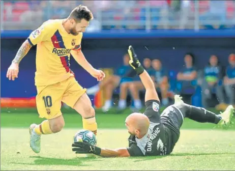  ?? AFP ?? ■ Barcelona's Lionel Messi (L) challenges Eibar's goalkeeper Marko Dmitrovic during a La Liga game on Saturday.
