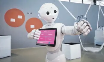  ??  ?? Lieblingso­bjekt: Roboter Pepper kommunizie­rt mit Zuschauern in der Ausstellun­g.